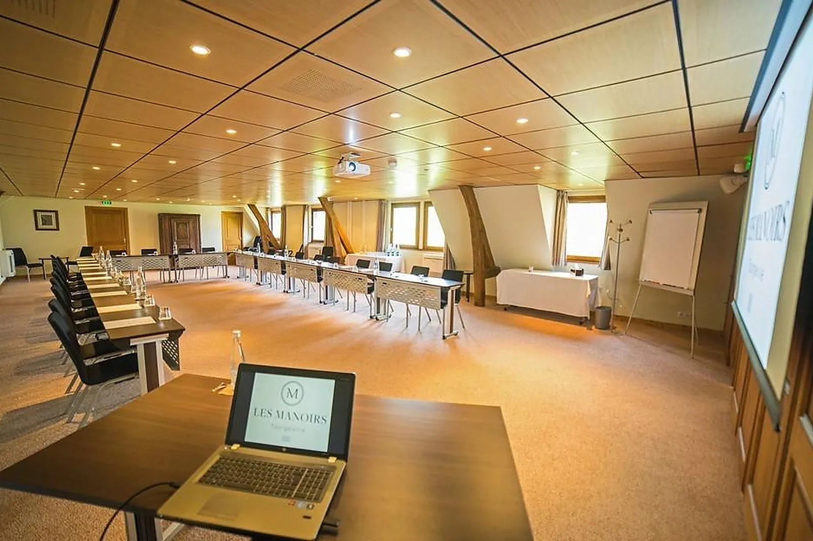 Lieux événementiels, LES MANOIRS DE TOURGÉVILLE