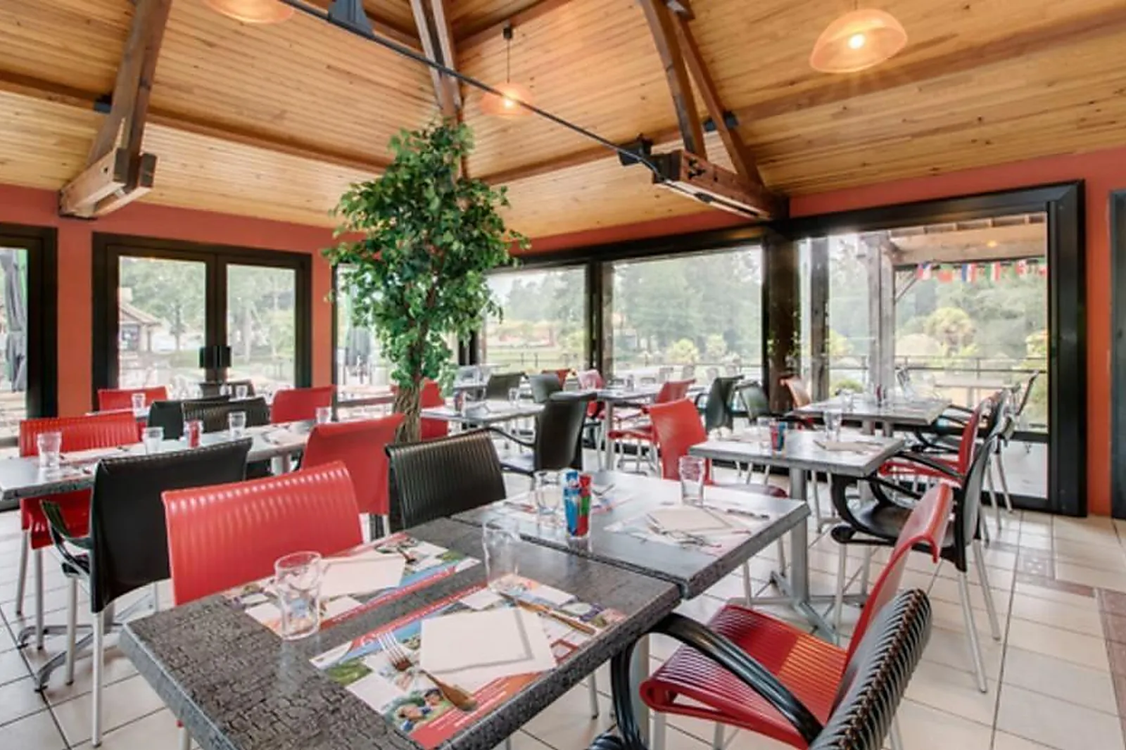 Lieux événementiels, LES ORMES, DOMAINE  RESORT