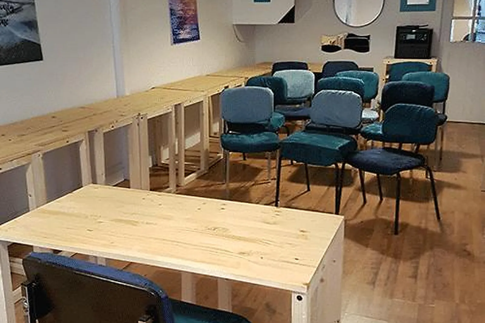 Lieux événementiels, LES PIEDS SOUS LE BUREAU