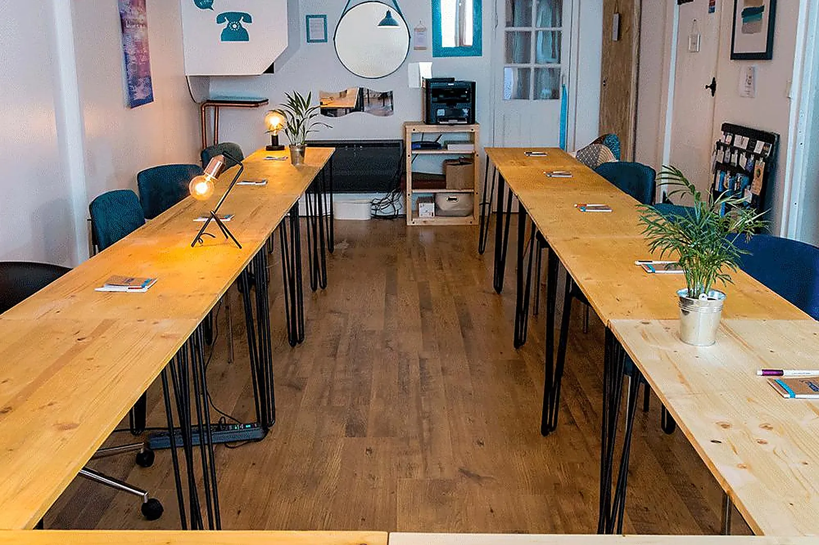 Lieux événementiels, LES PIEDS SOUS LE BUREAU