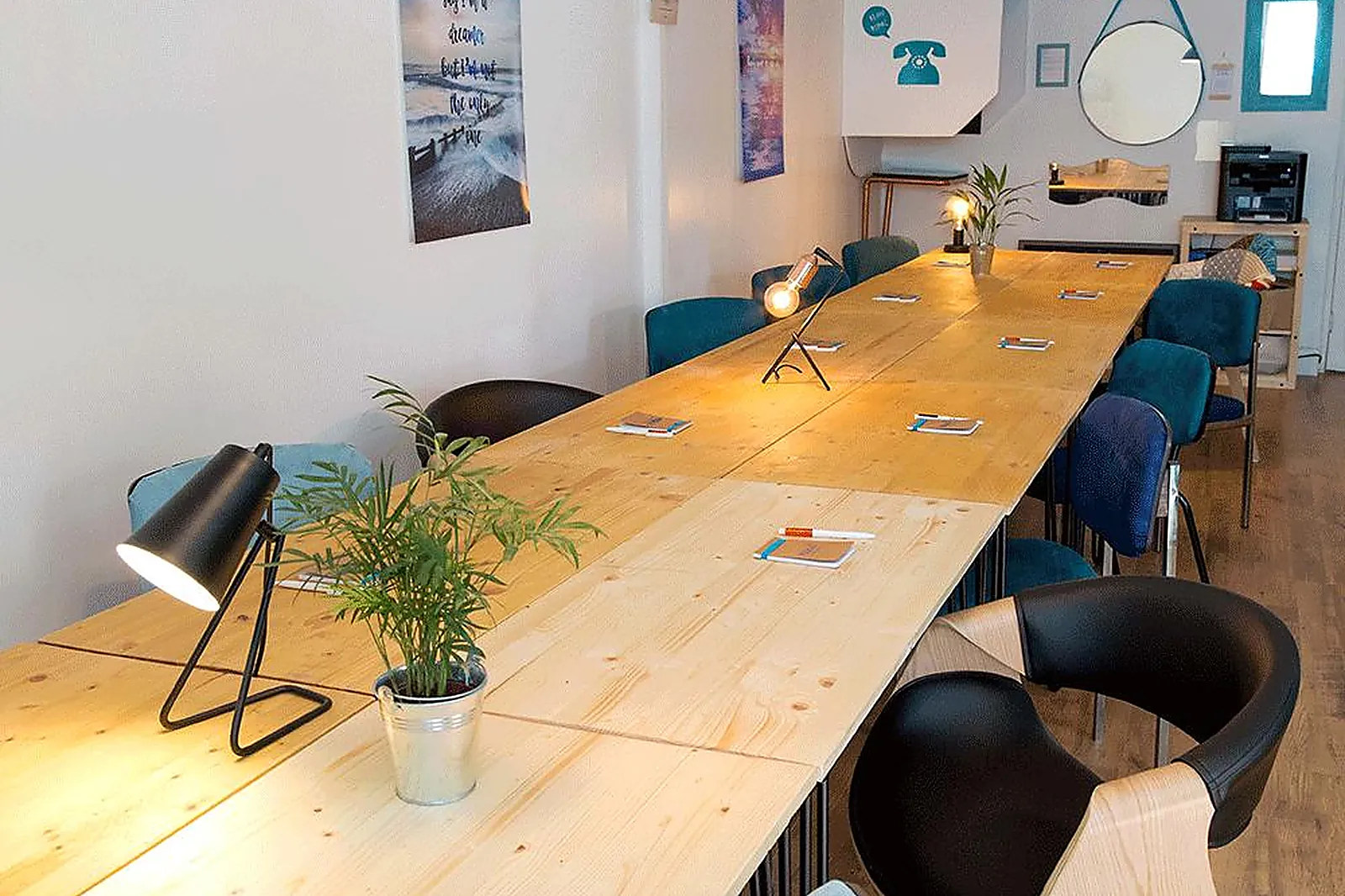 Lieux événementiels, LES PIEDS SOUS LE BUREAU