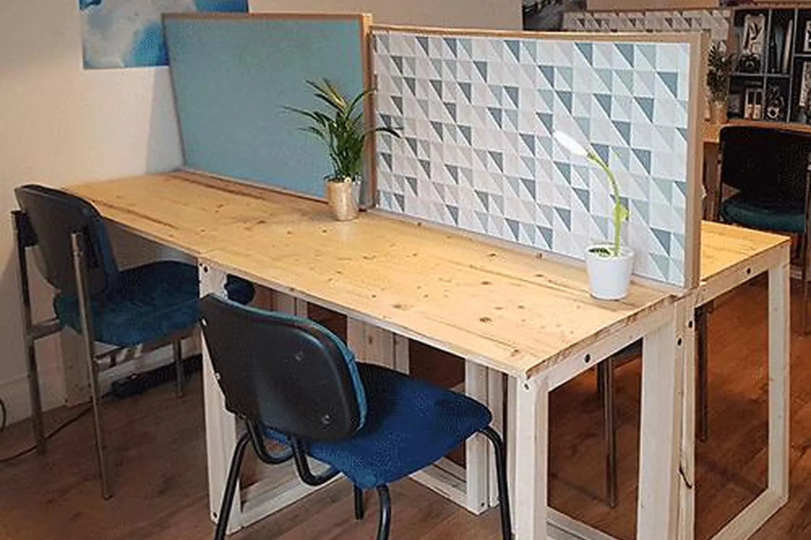 Lieux événementiels, LES PIEDS SOUS LE BUREAU