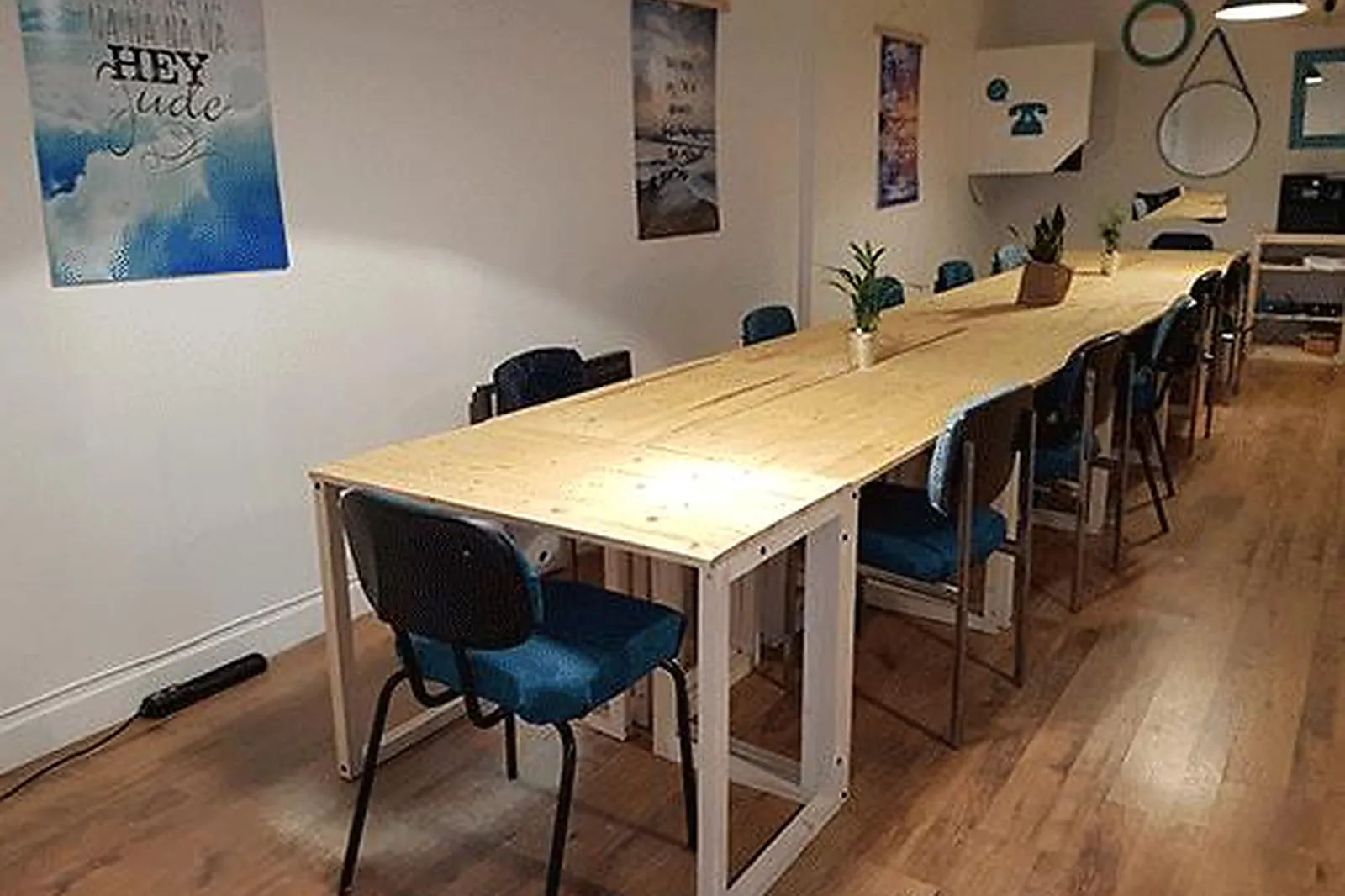 Lieux événementiels, LES PIEDS SOUS LE BUREAU