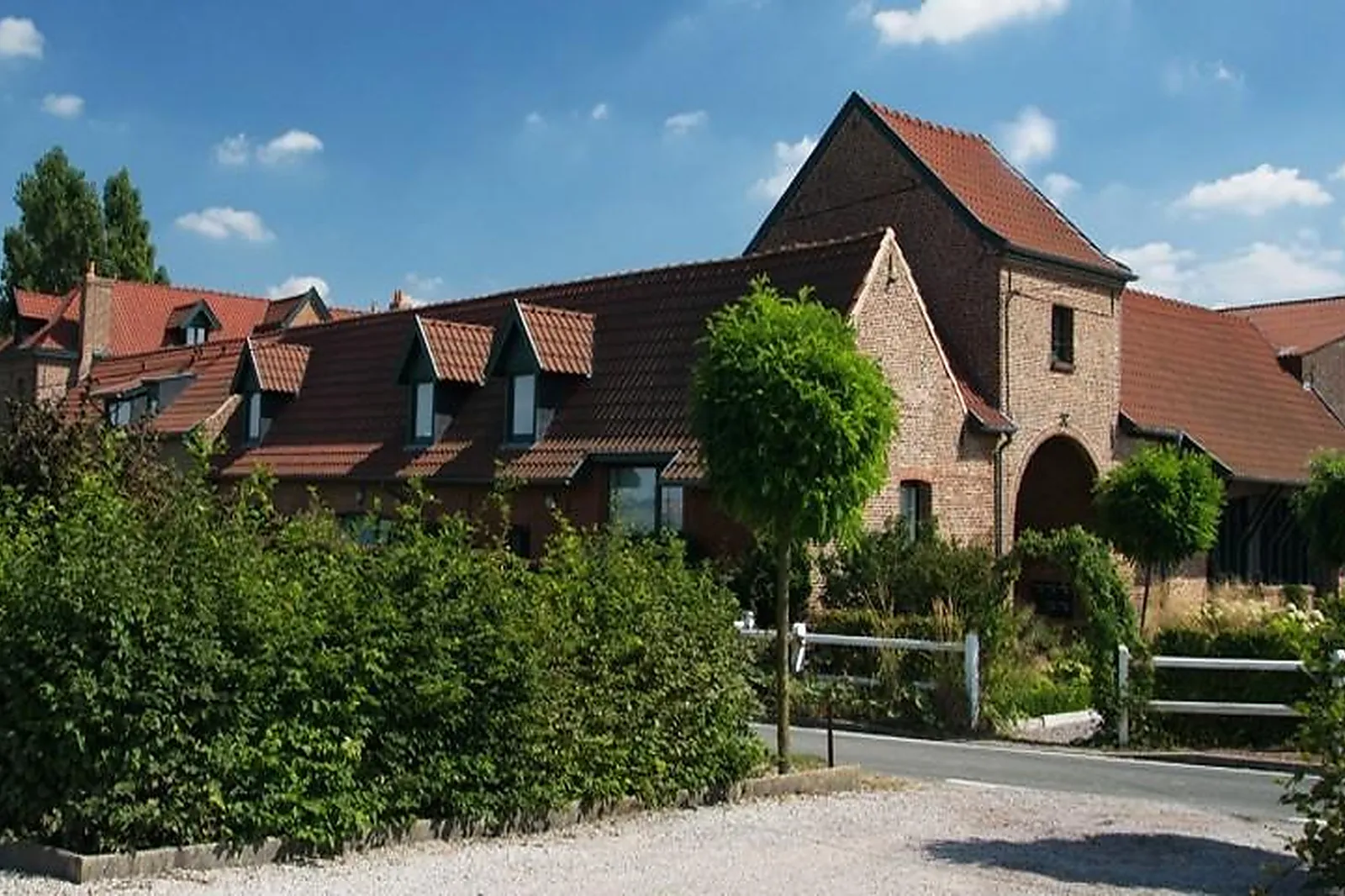 Lieux événementiels, LES PIERRES BLEUES