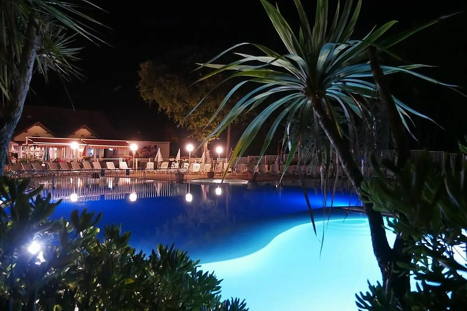 Lieux événementiels, LES PIERRES COUCHÉES