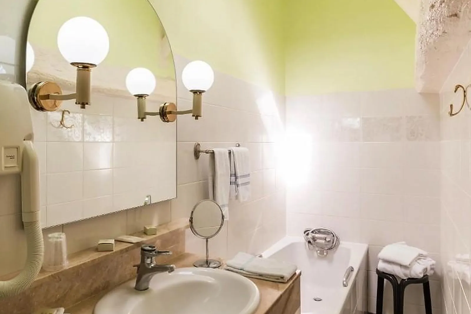 Lieux événementiels, LES PIGEONS BLANCS