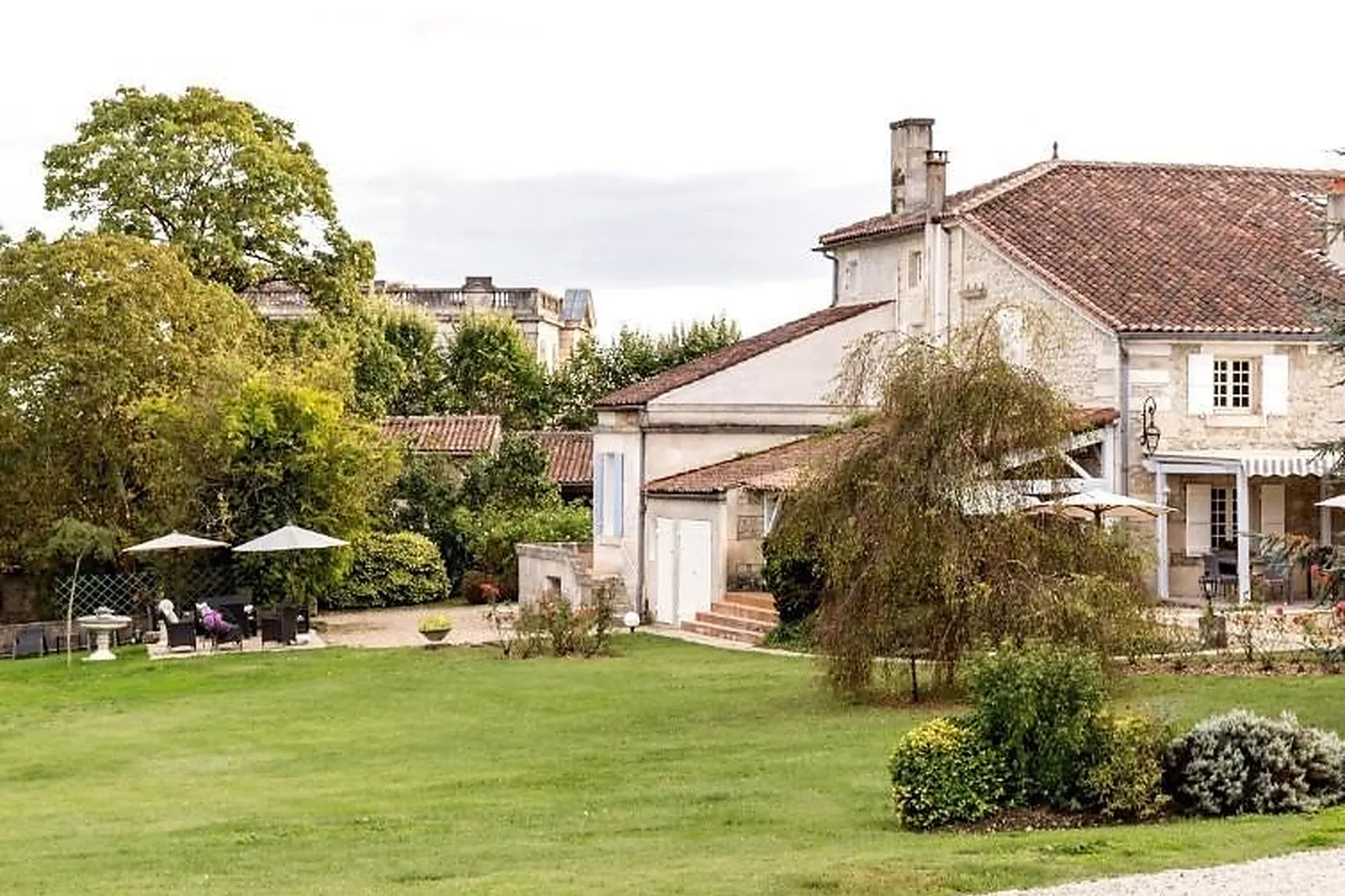 Lieux événementiels, LES PIGEONS BLANCS