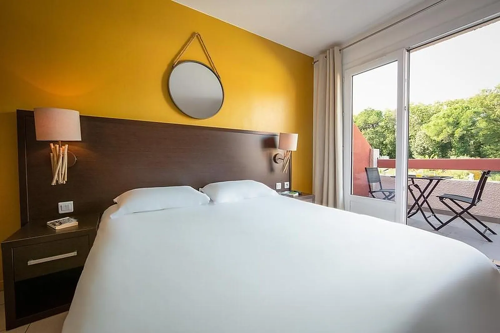 Lieux événementiels, LES PINS BLANCS