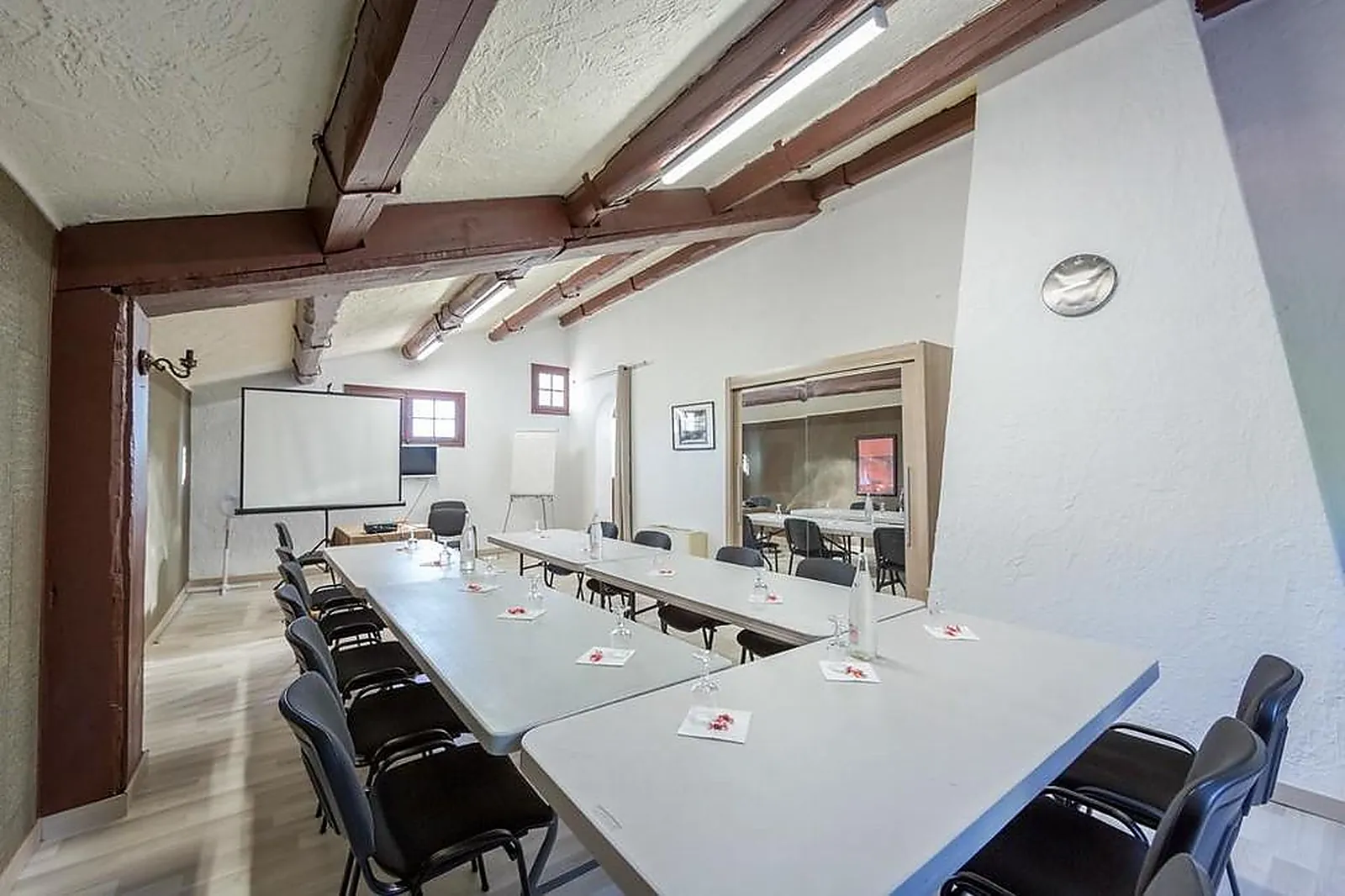 Lieux événementiels, LES PINS BLANCS