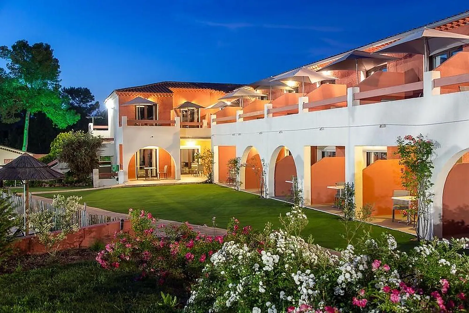 Lieux événementiels, LES PINS BLANCS