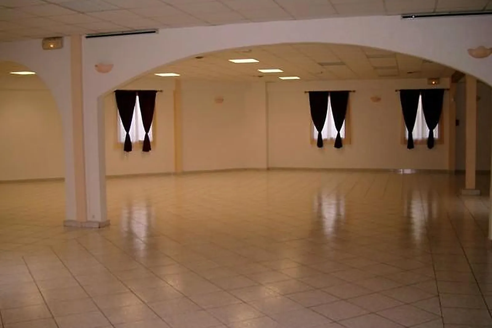 Lieux événementiels, LES SALONS DE VÉRO