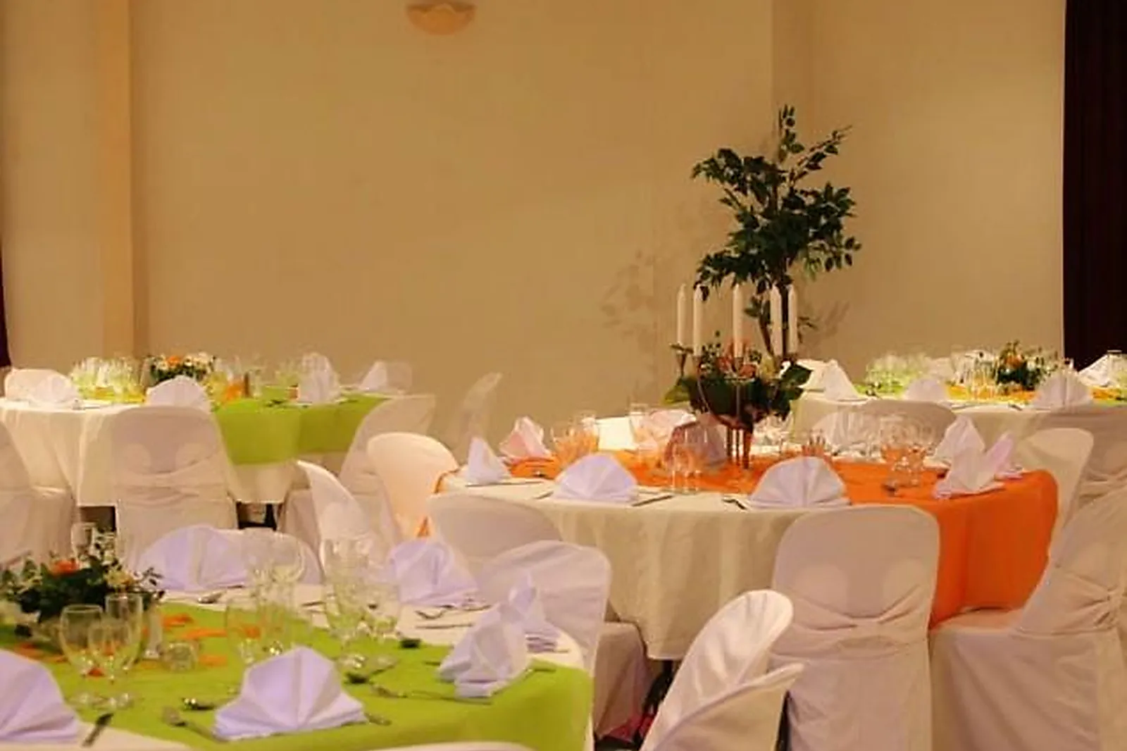 Lieux événementiels, LES SALONS DE VÉRO