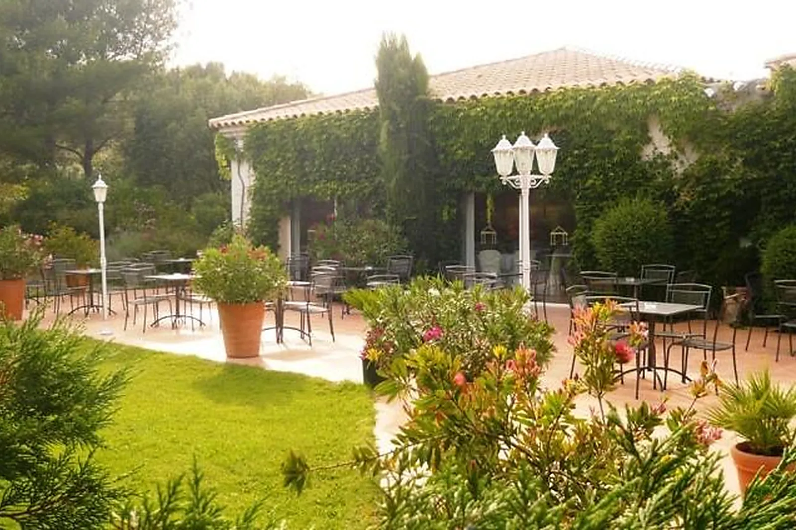 Lieux événementiels, LES SALONS DU MIRAPIER