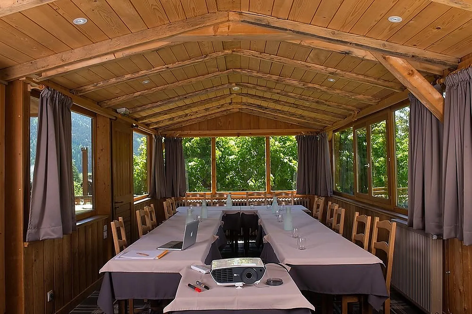 Lieux événementiels, LES SKIEURS