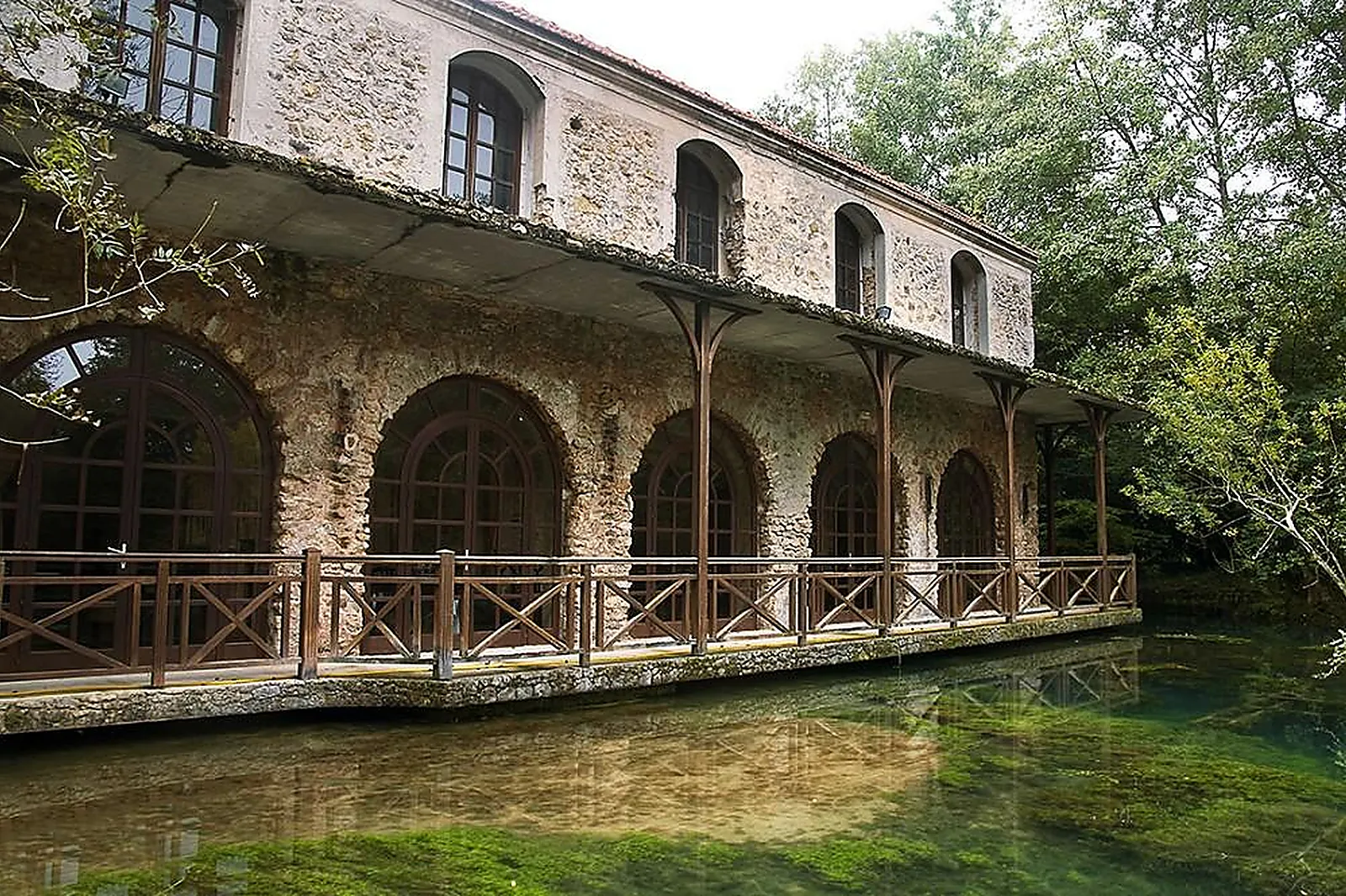 Lieux événementiels, LES SOURCES