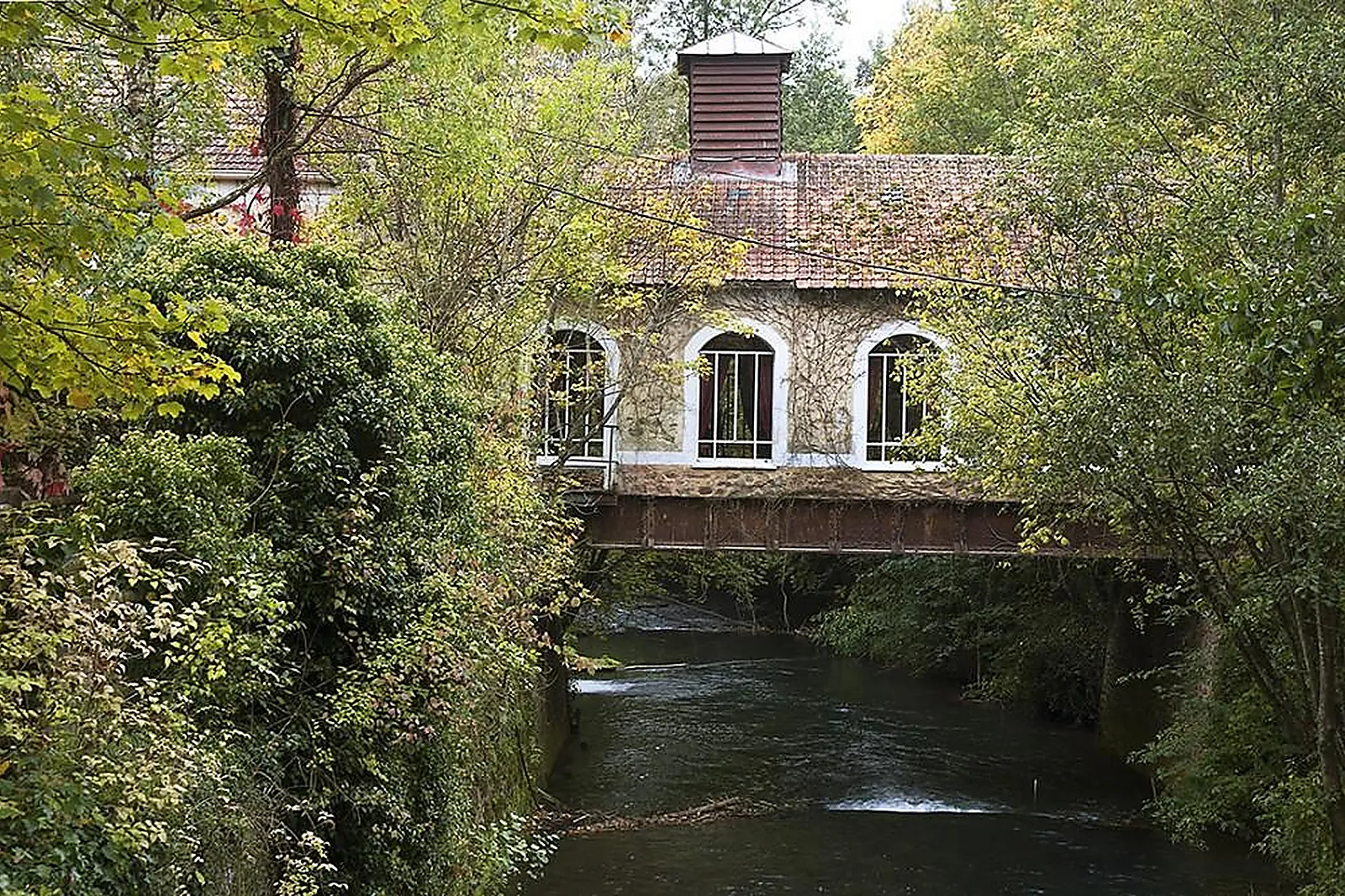 Lieux événementiels, LES SOURCES