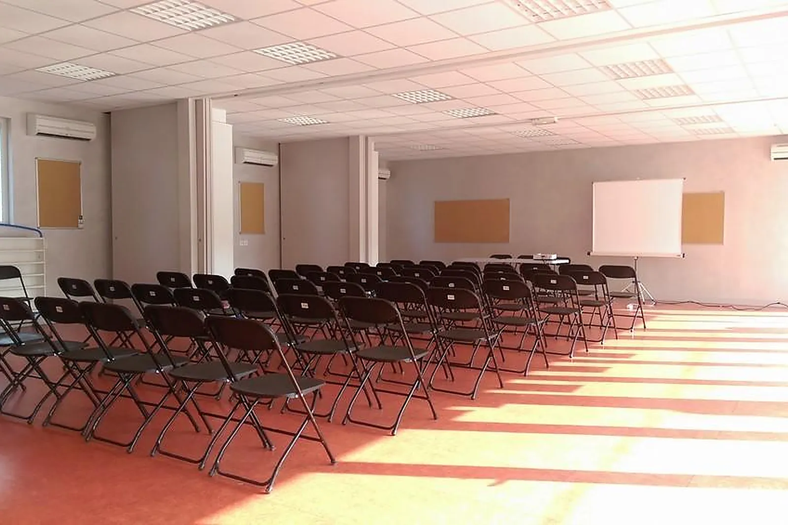 Lieux événementiels, LES VILLAGES SOUS LES PINS