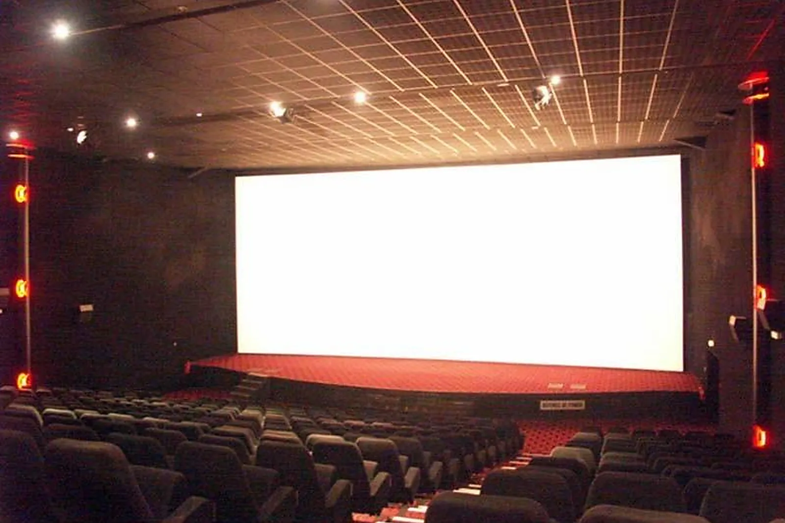 Lieux événementiels, MÉGA CGR ANGOULÊME