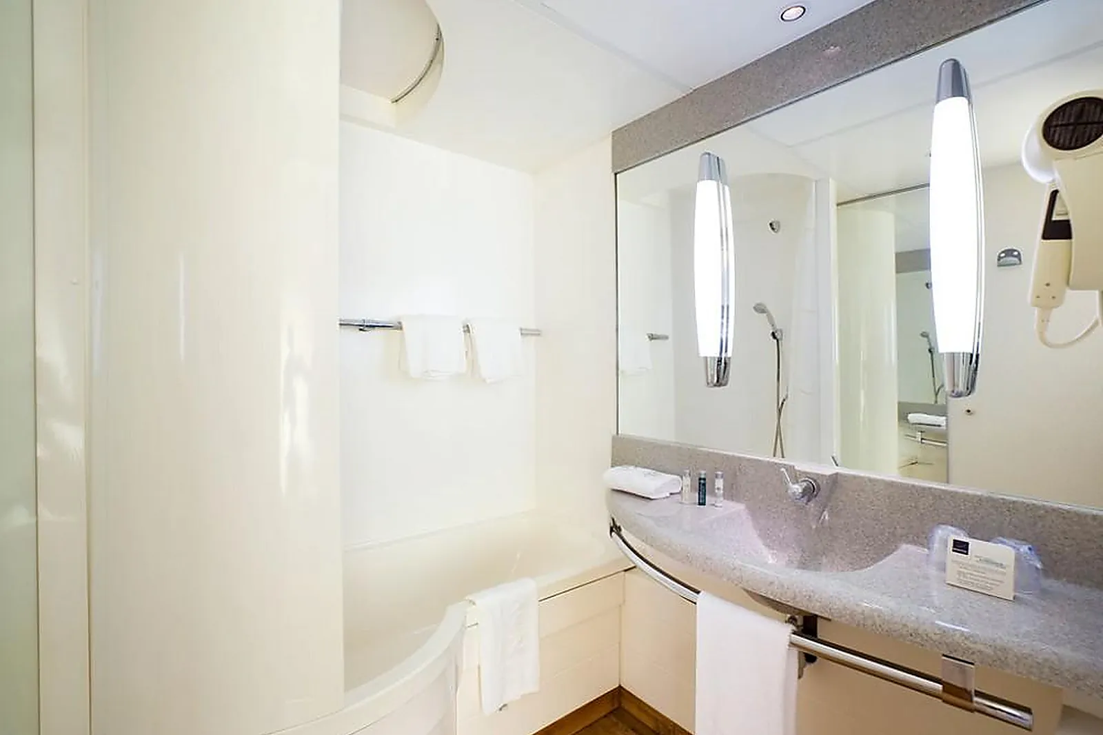 Lieux événementiels, NOVOTEL AIX-EN-PROVENCE PONT-DE-L'ARC FENOUILLÈRES