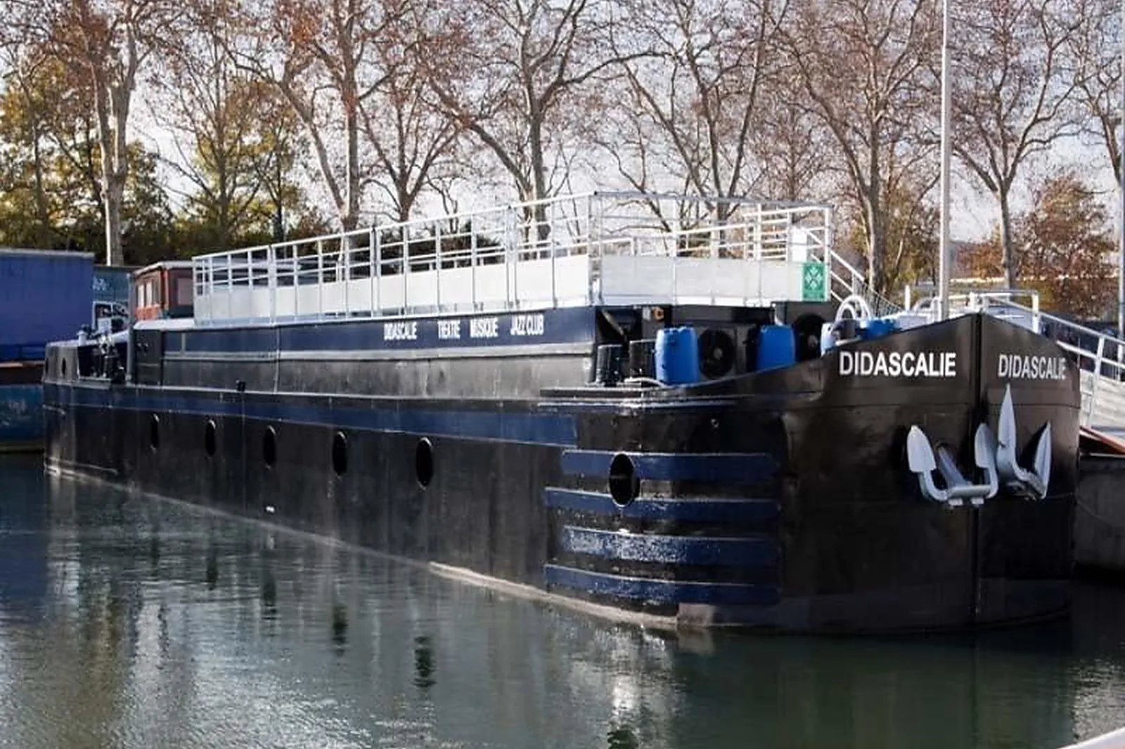 Lieux événementiels, PÉNICHE DIDASCALIE