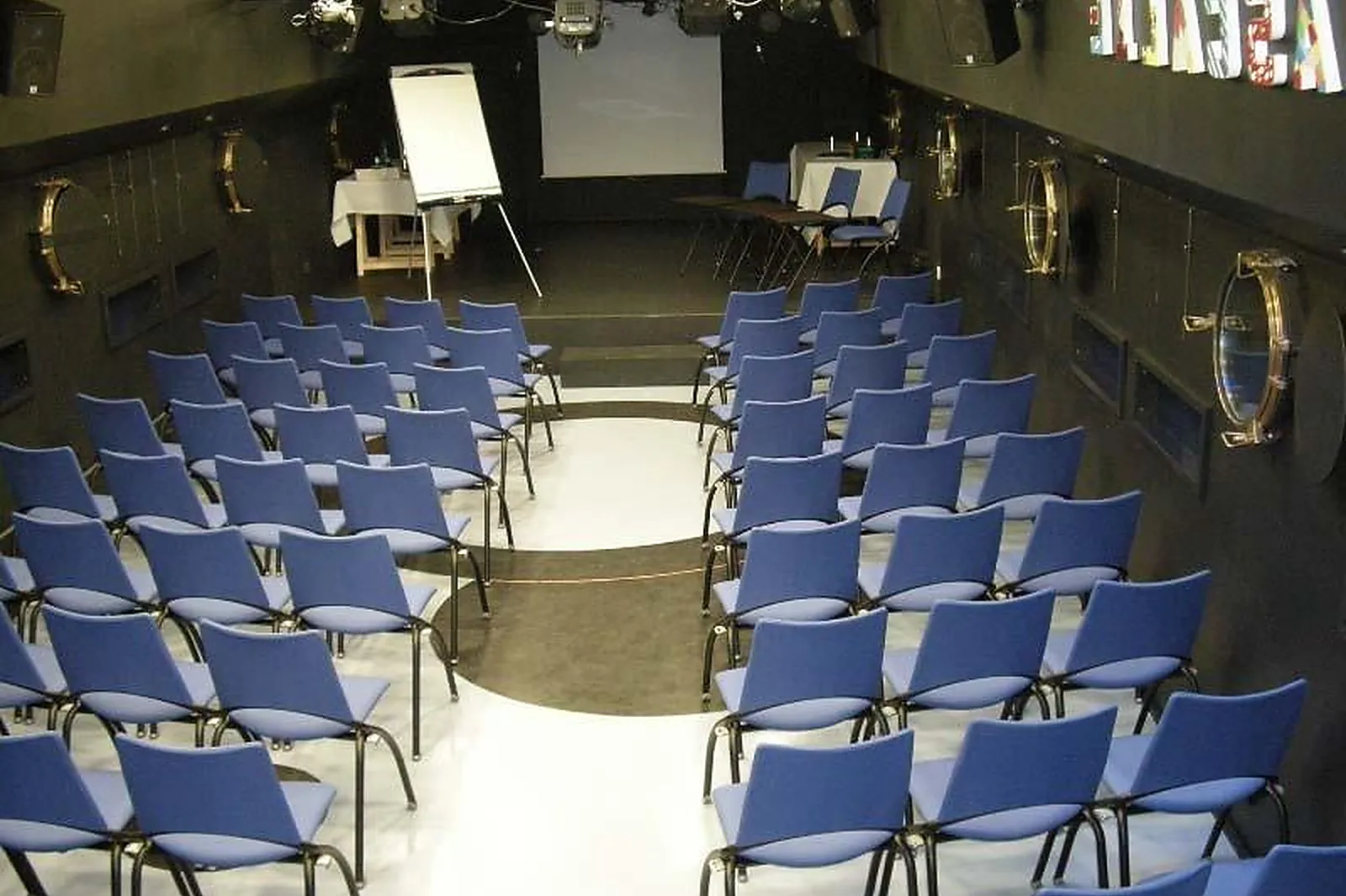 Lieux événementiels, PÉNICHE DIDASCALIE