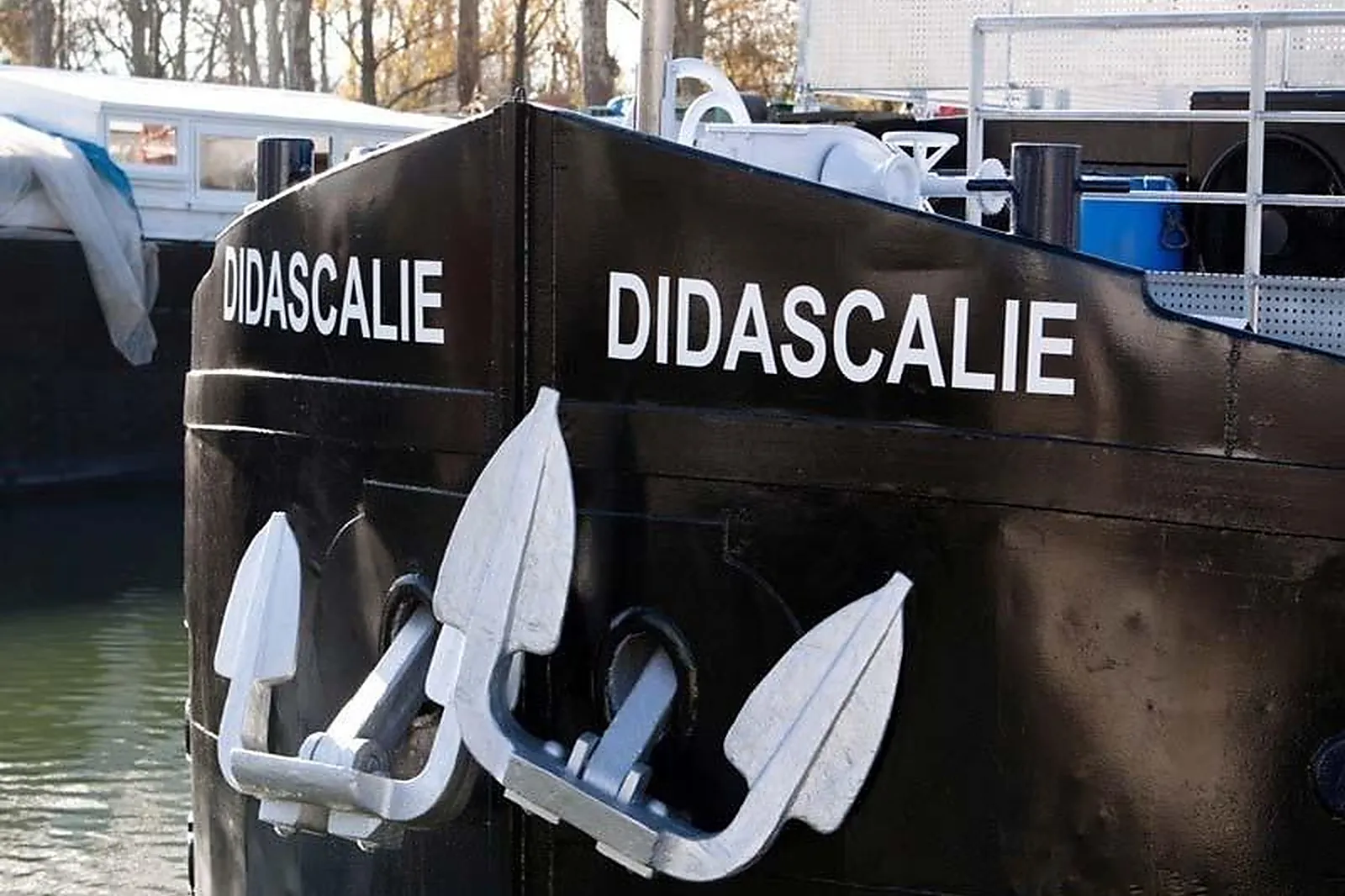 Lieux événementiels, PÉNICHE DIDASCALIE