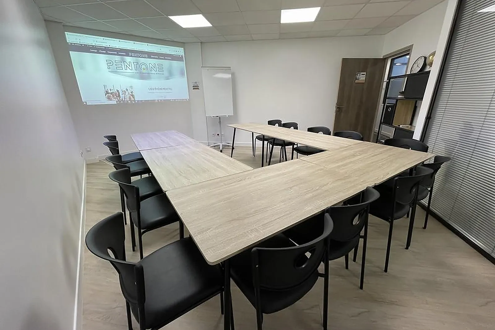 Lieux événementiels, PENTONE