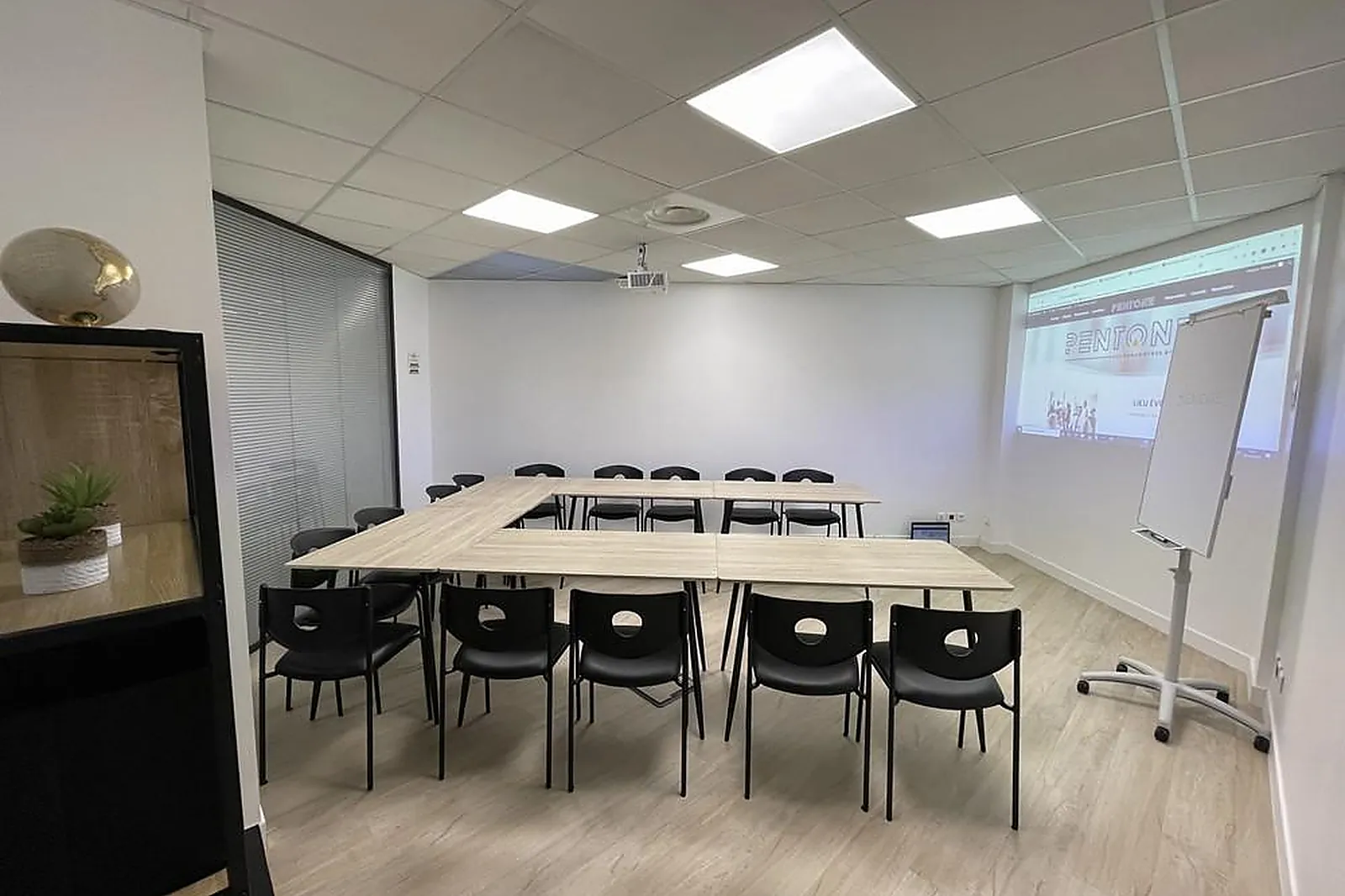 Lieux événementiels, PENTONE