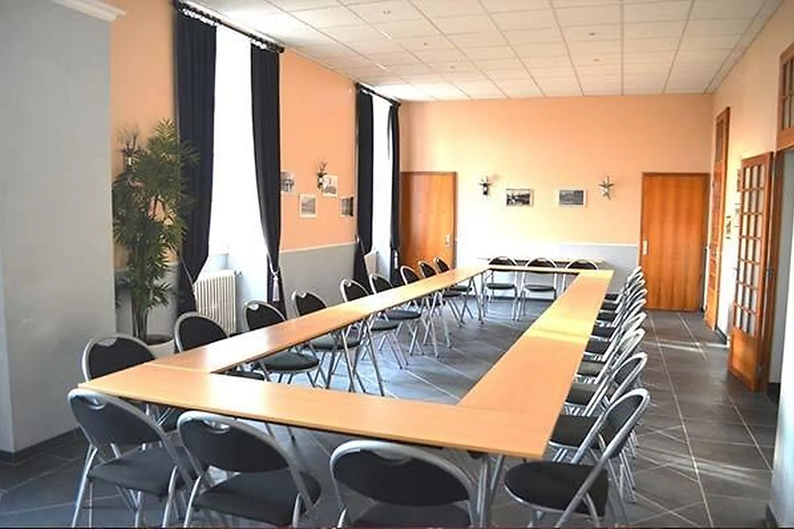 Lieux événementiels, QUEEN SERENITY HOTEL