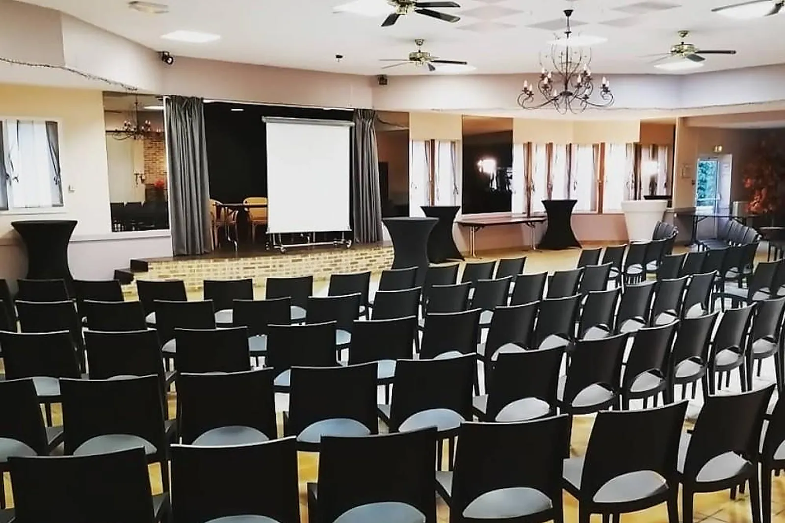 Lieux événementiels, SALONS DE MONTLOUIS