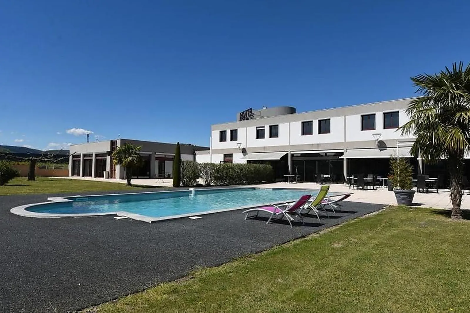 Lieux événementiels, SOUS LES PINS