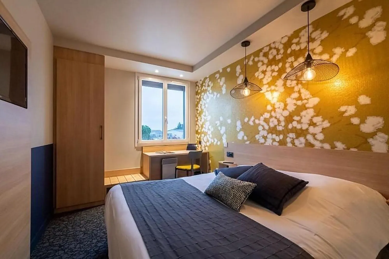 Lieux événementiels, SOUS LES PINS