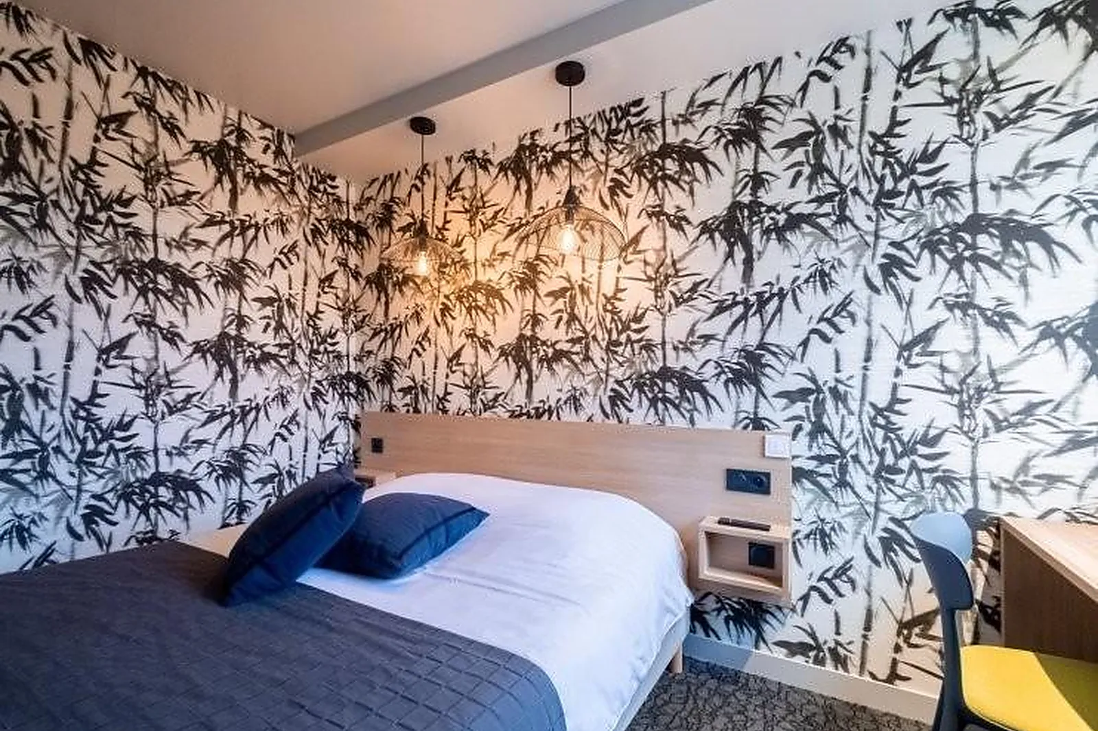 Lieux événementiels, SOUS LES PINS