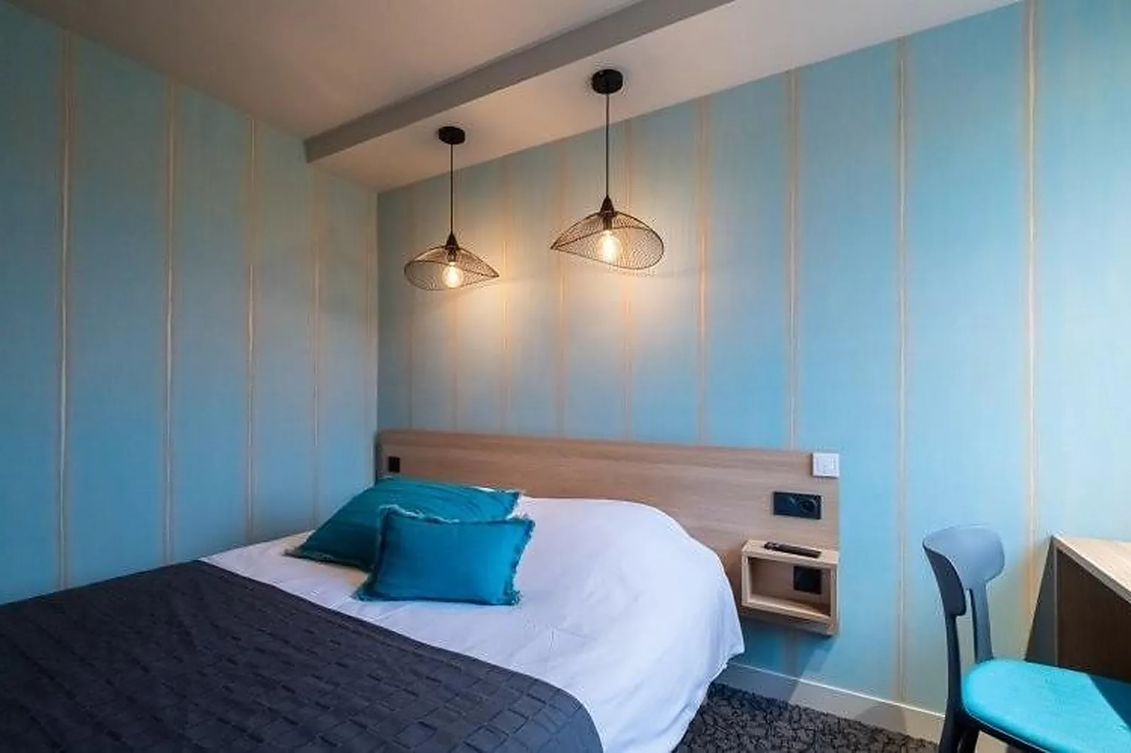 Lieux événementiels, SOUS LES PINS