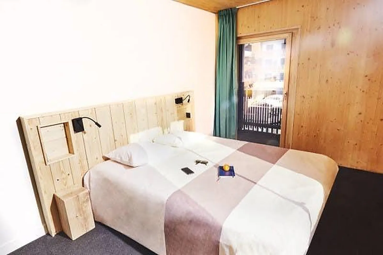 Lieux événementiels, THE PEOPLE HOSTEL LES DEUX ALPES