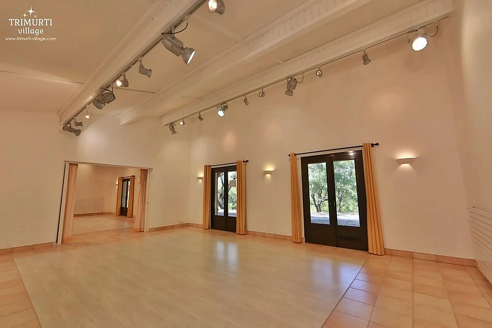 Lieux événementiels, TRIMURTI VILLAGE