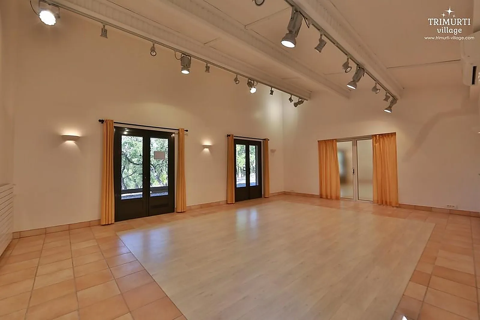 Lieux événementiels, TRIMURTI VILLAGE