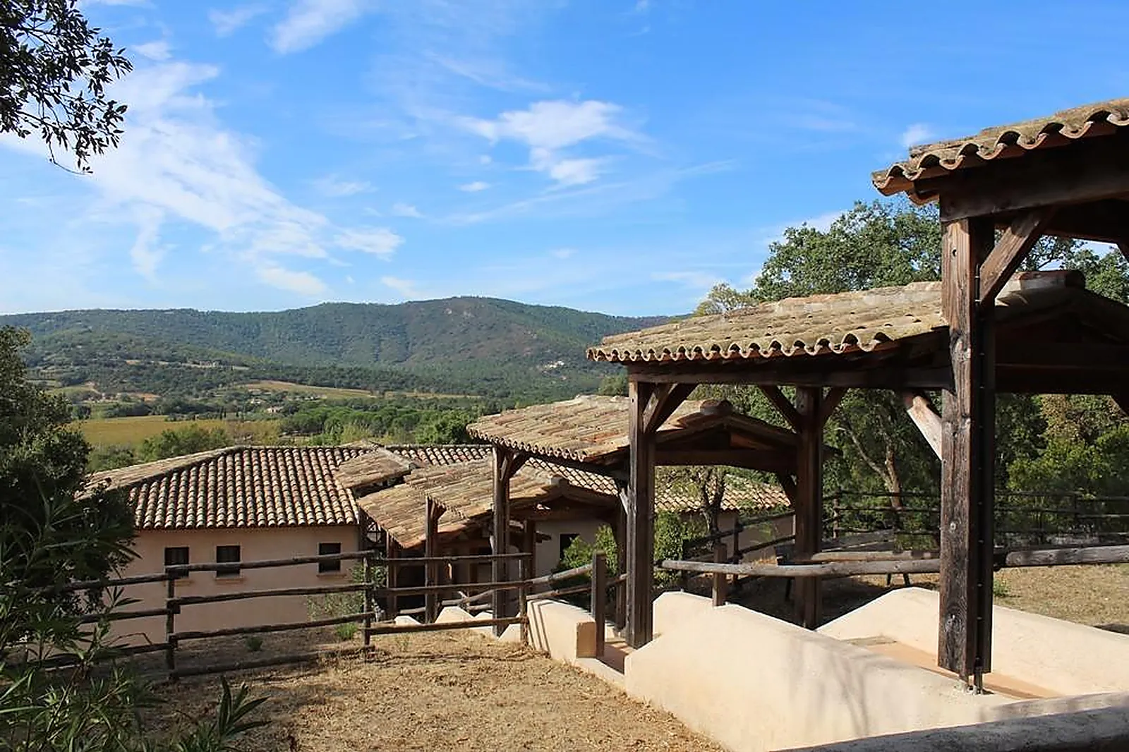 Lieux événementiels, TRIMURTI VILLAGE