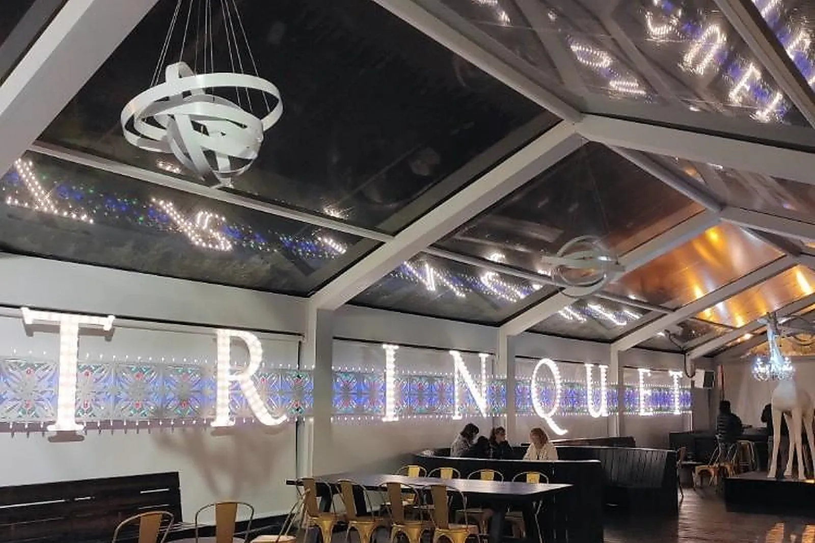 Lieux événementiels, TRINQUET VILLAGE