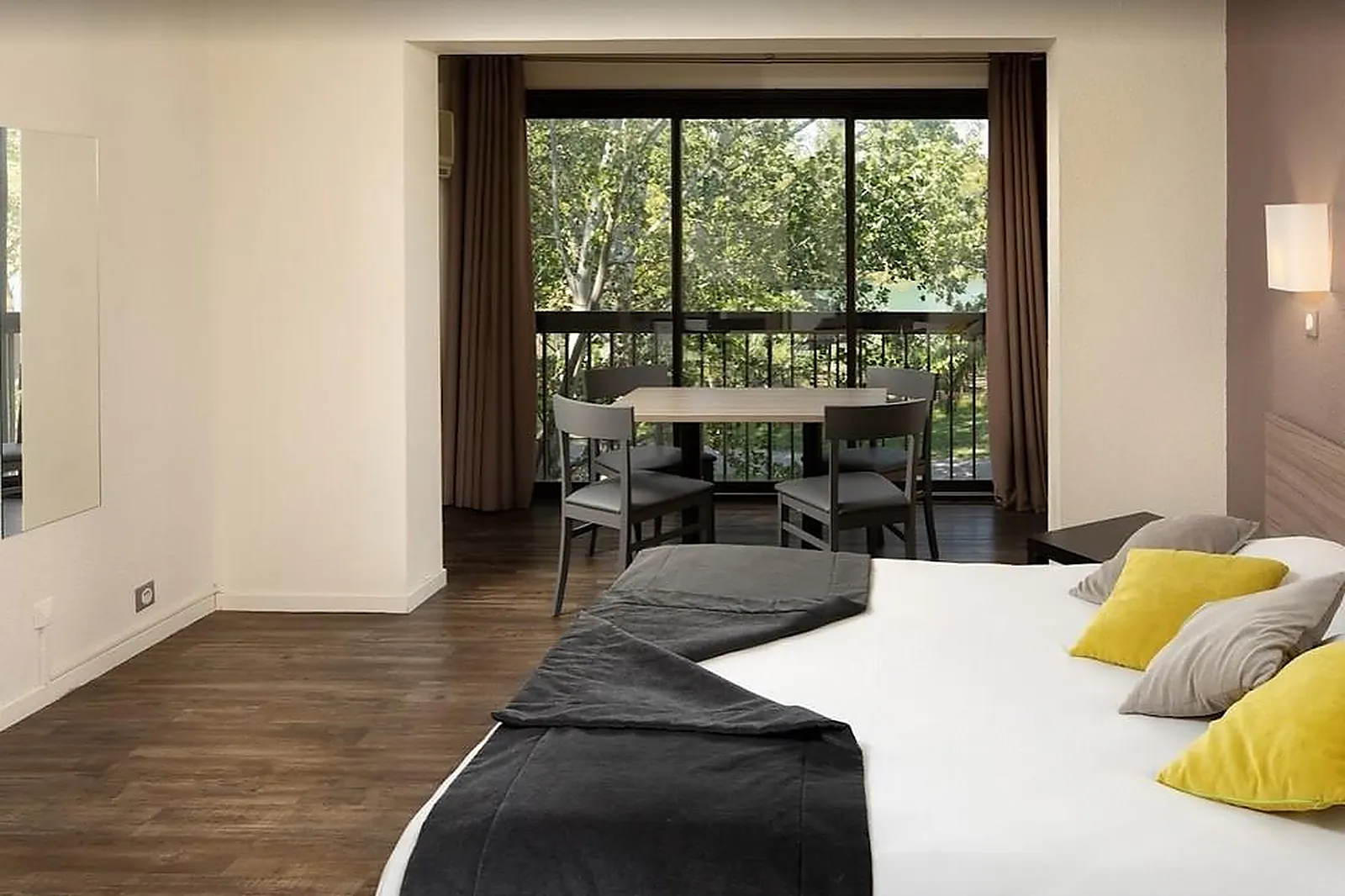 Lieux événementiels, VILLAGE CAMARGUAIS