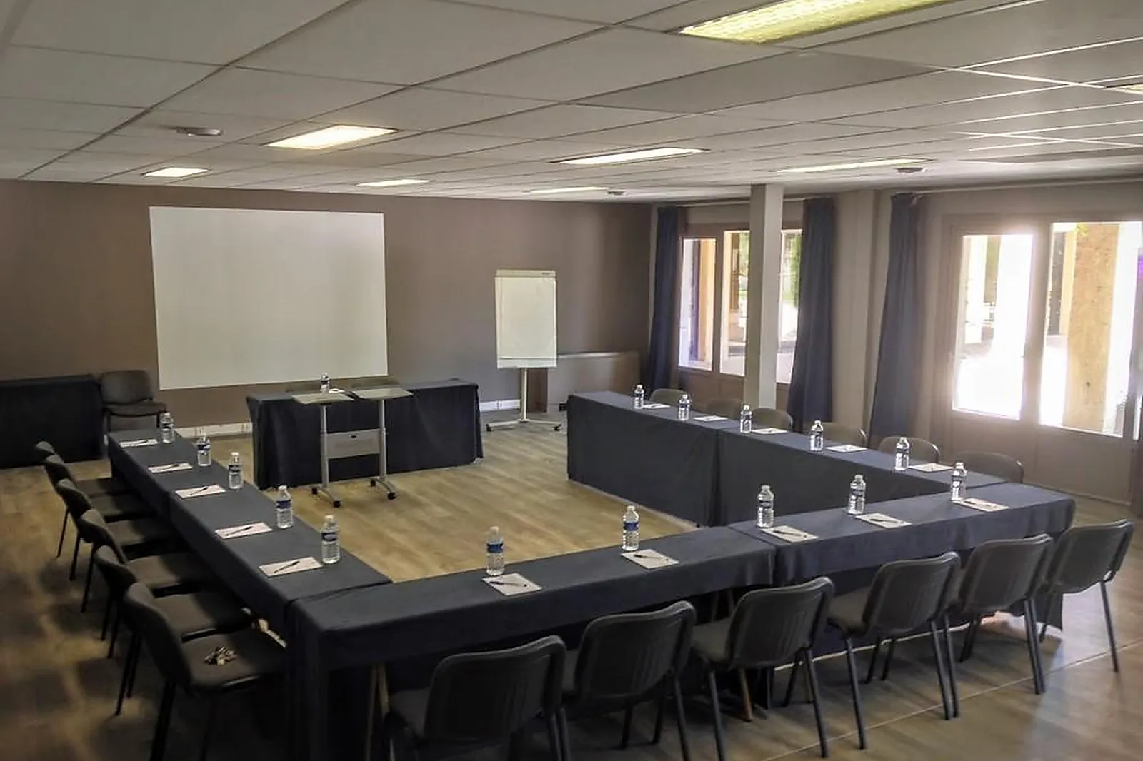 Lieux événementiels, VILLAGE CAMARGUAIS