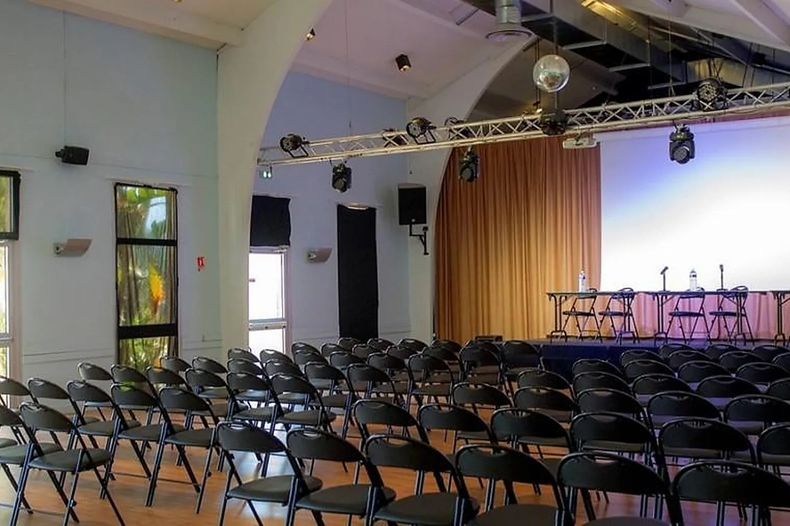 Lieux événementiels, VILLAGE CLUB MILÉADE CARQUEIRANNE