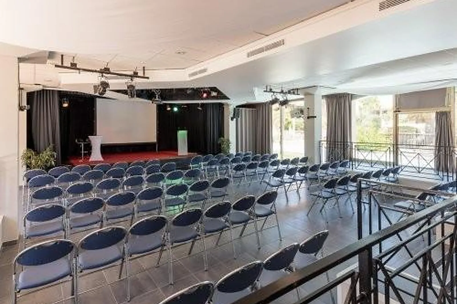 Lieux événementiels, VILLAGE CLUB LES RIVES DE CANNES MANDELIEU