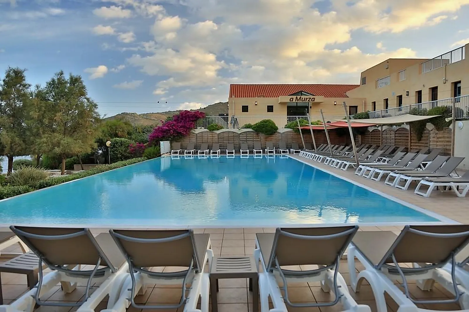 Lieux événementiels, VILLAGE VACANCES PAESE DI LAVA