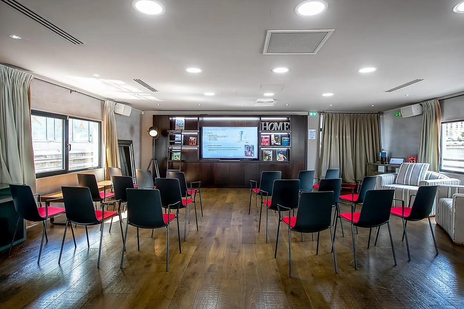 Lieux événementiels, YACHTS DE PARIS - LA BARGE LIBERTY