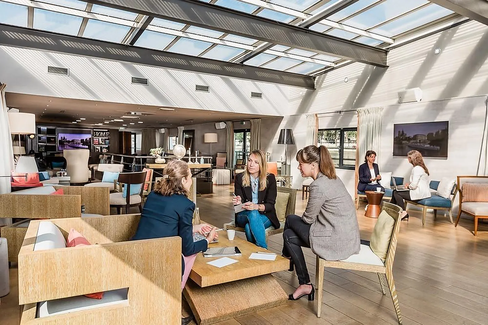 Lieux événementiels, YACHTS DE PARIS - LA BARGE LIBERTY