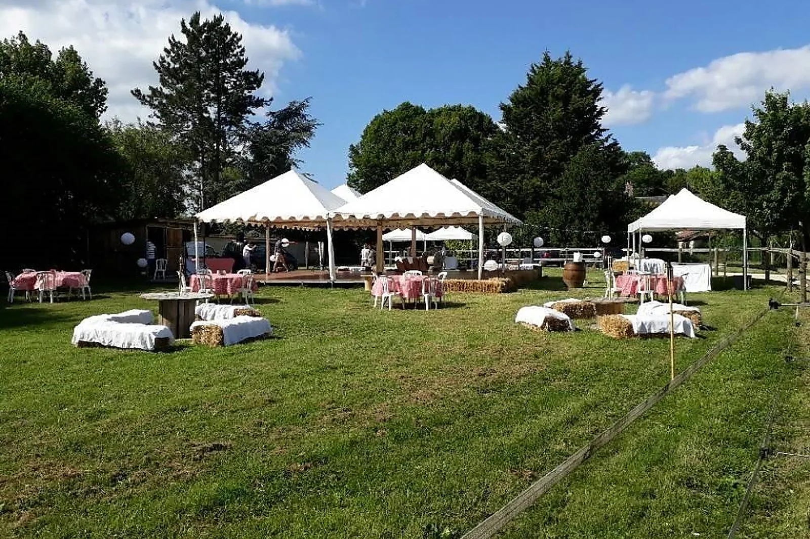 Nord-Pas-de-Calais-Picardie, FOURNITURES POUR EXPOSITIONS - GOUVIEUX (OISE) : MICHEL LOCATIONS