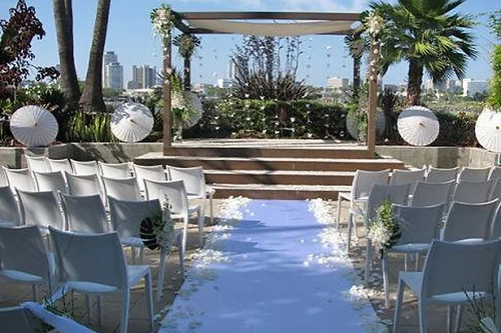 Services événementiels, LES CHAISES ROSES