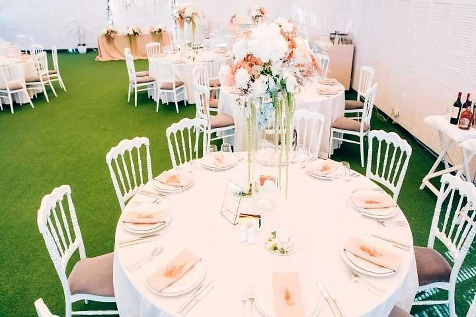 Services événementiels, LES CHAISES ROSES