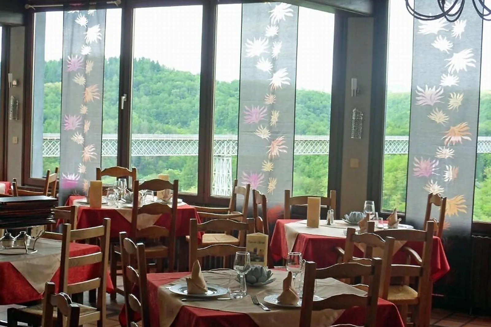 Cafés et Restaurants, RESTAURANTS - AHUN (CREUSE) : LE VIADUC